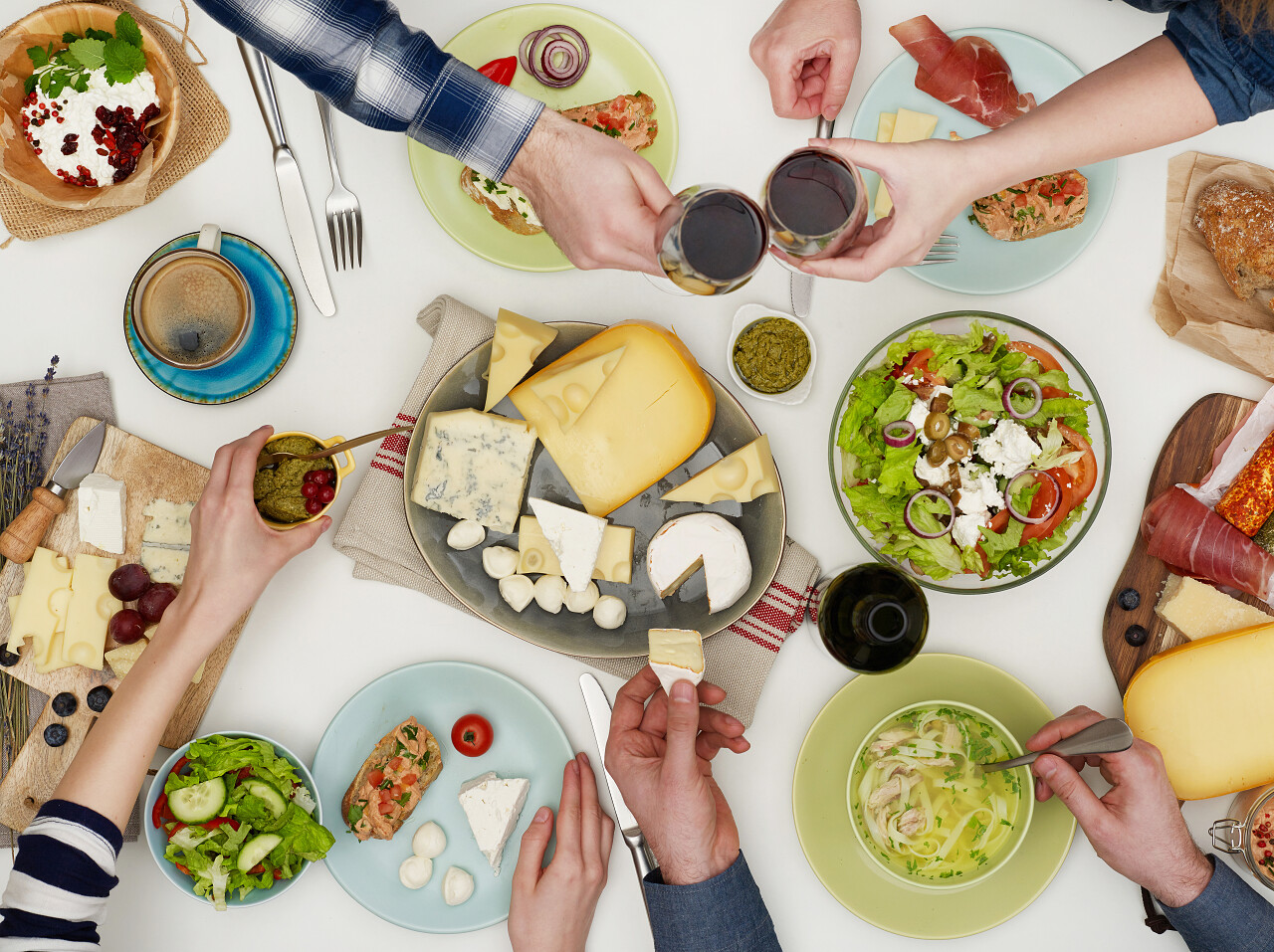 在放满了美食的桌子上聚餐