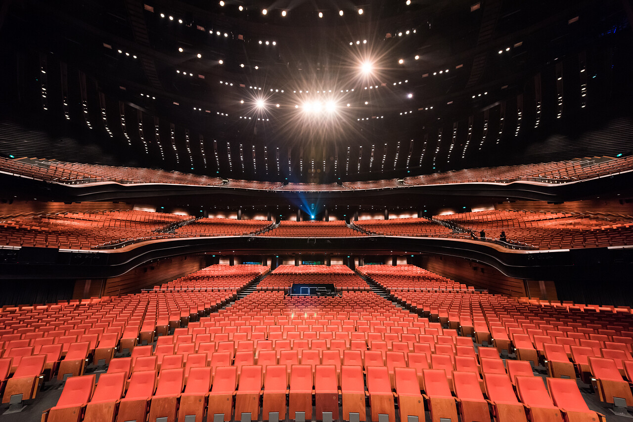 盛大的拥有豪华座位礼堂的内部