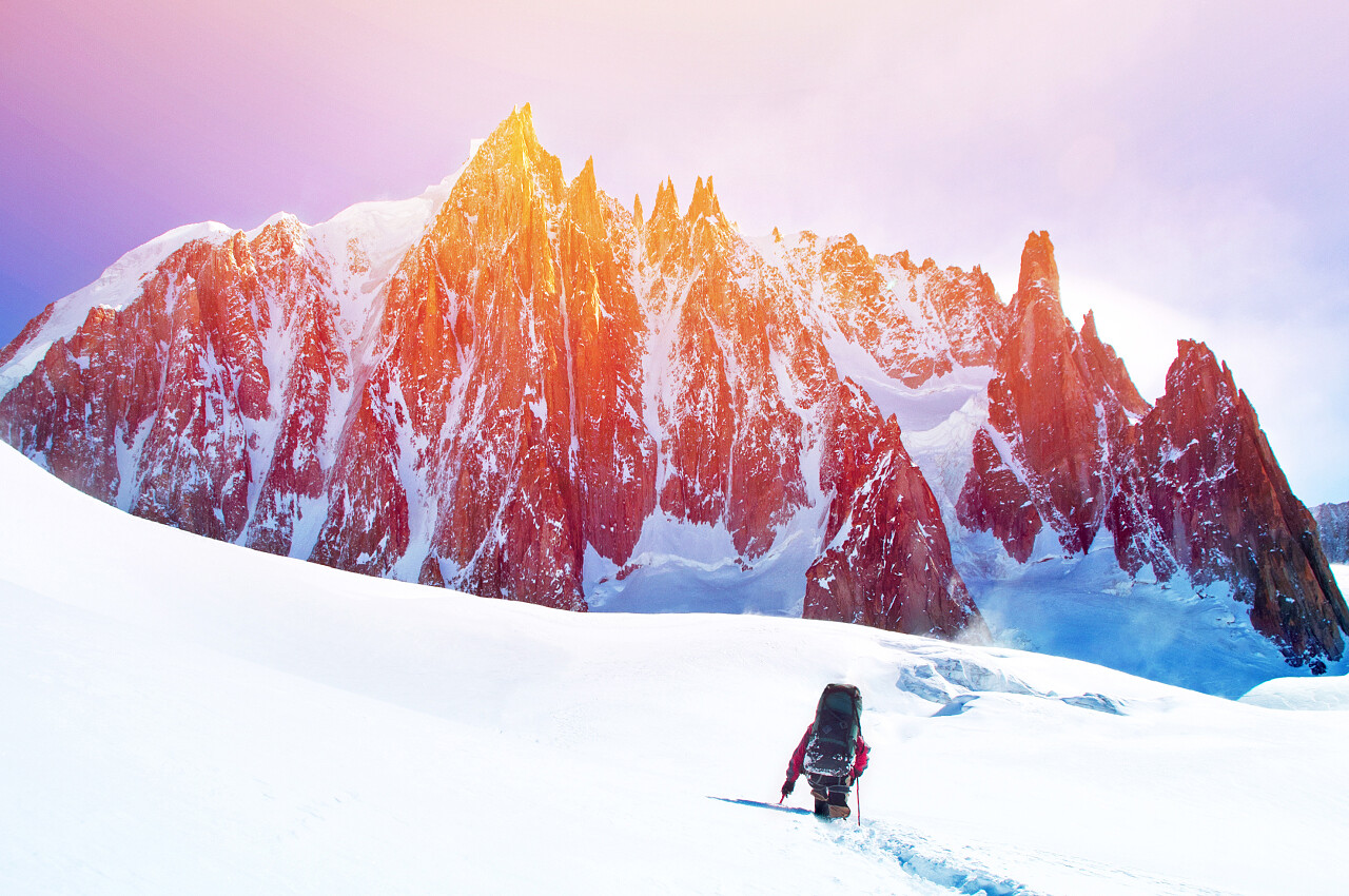 尼泊尔喜马拉雅山的登山者励志努力坚持不懈