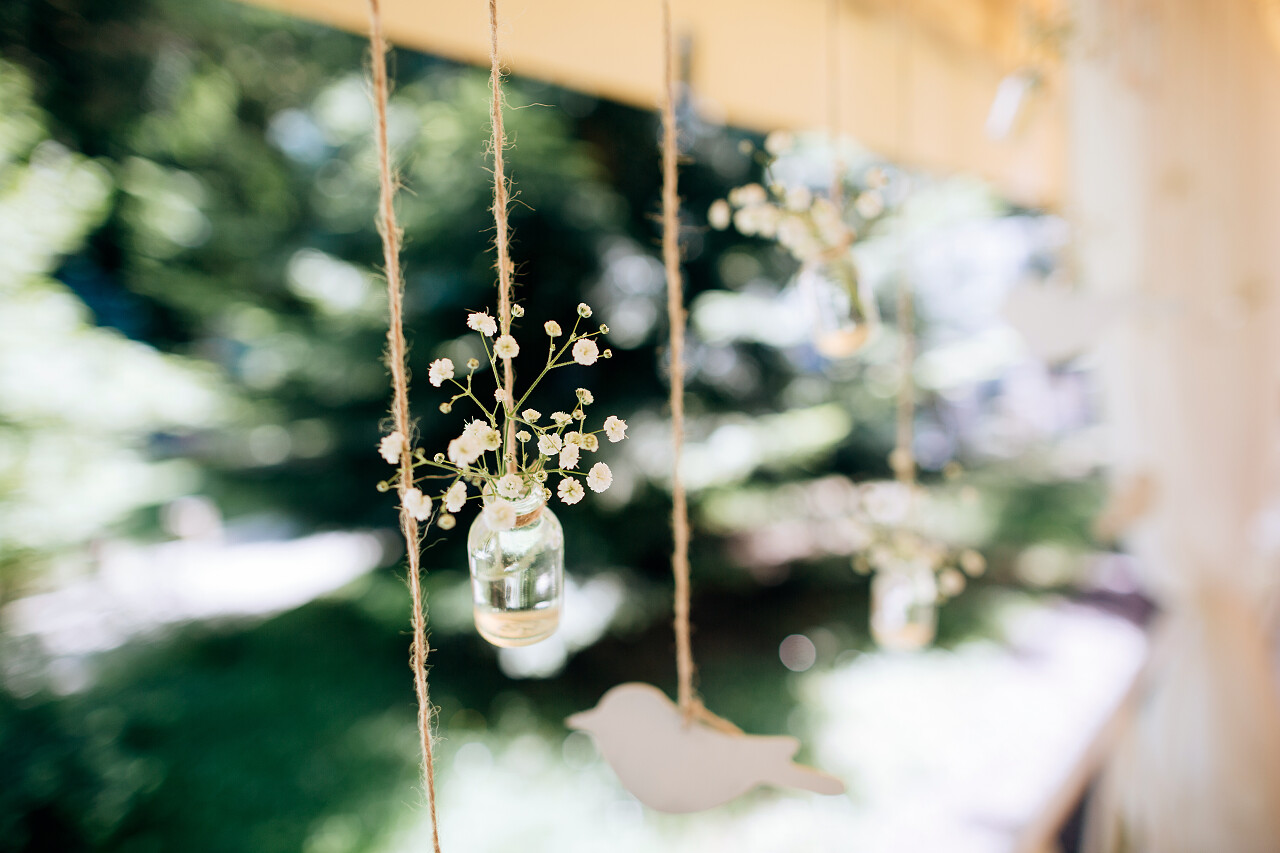 用鲜花木材手工制作的婚礼装饰