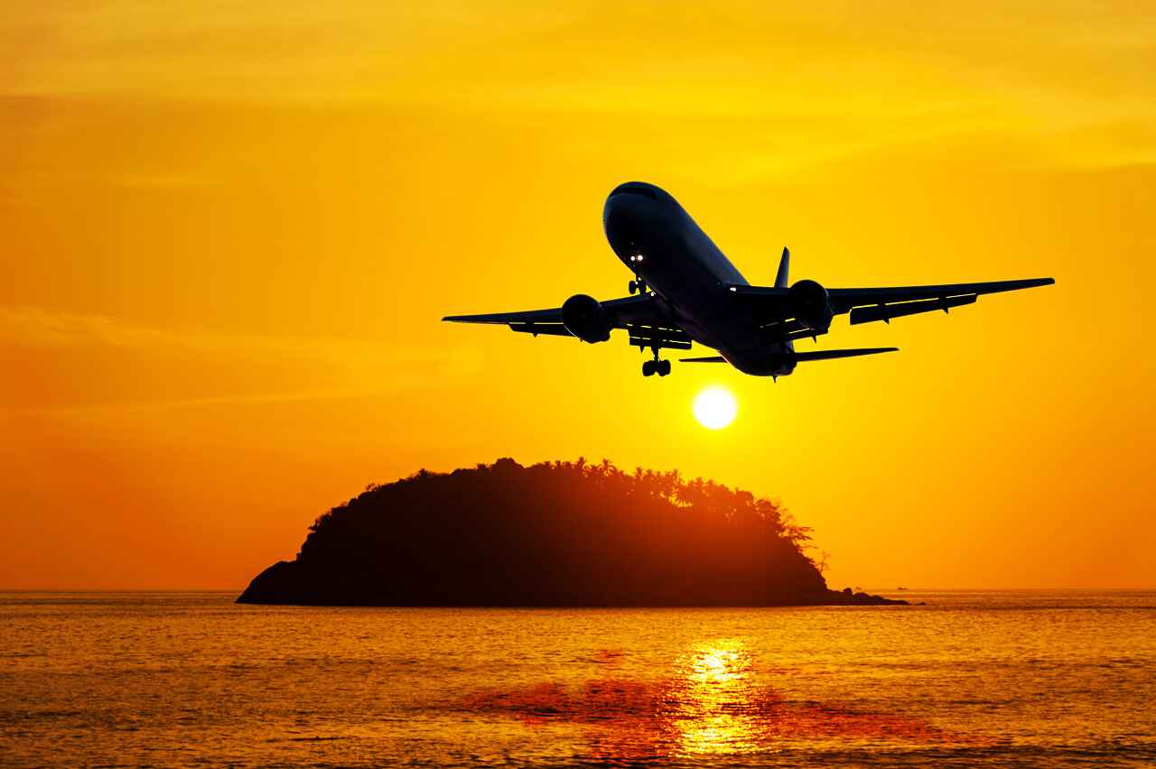 飞机与海景在黄昏日落的天空里