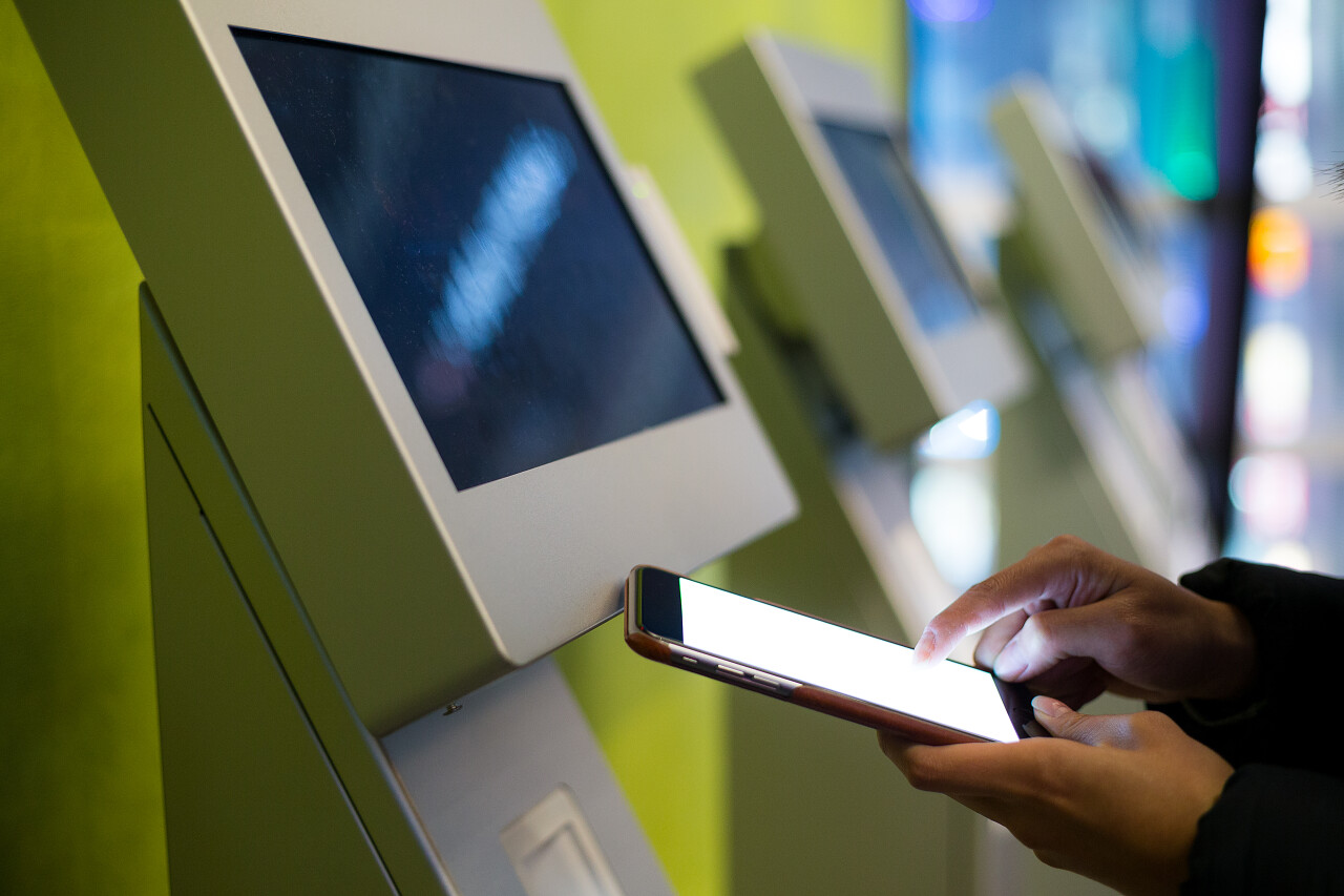 使用手机连接售票机的女人