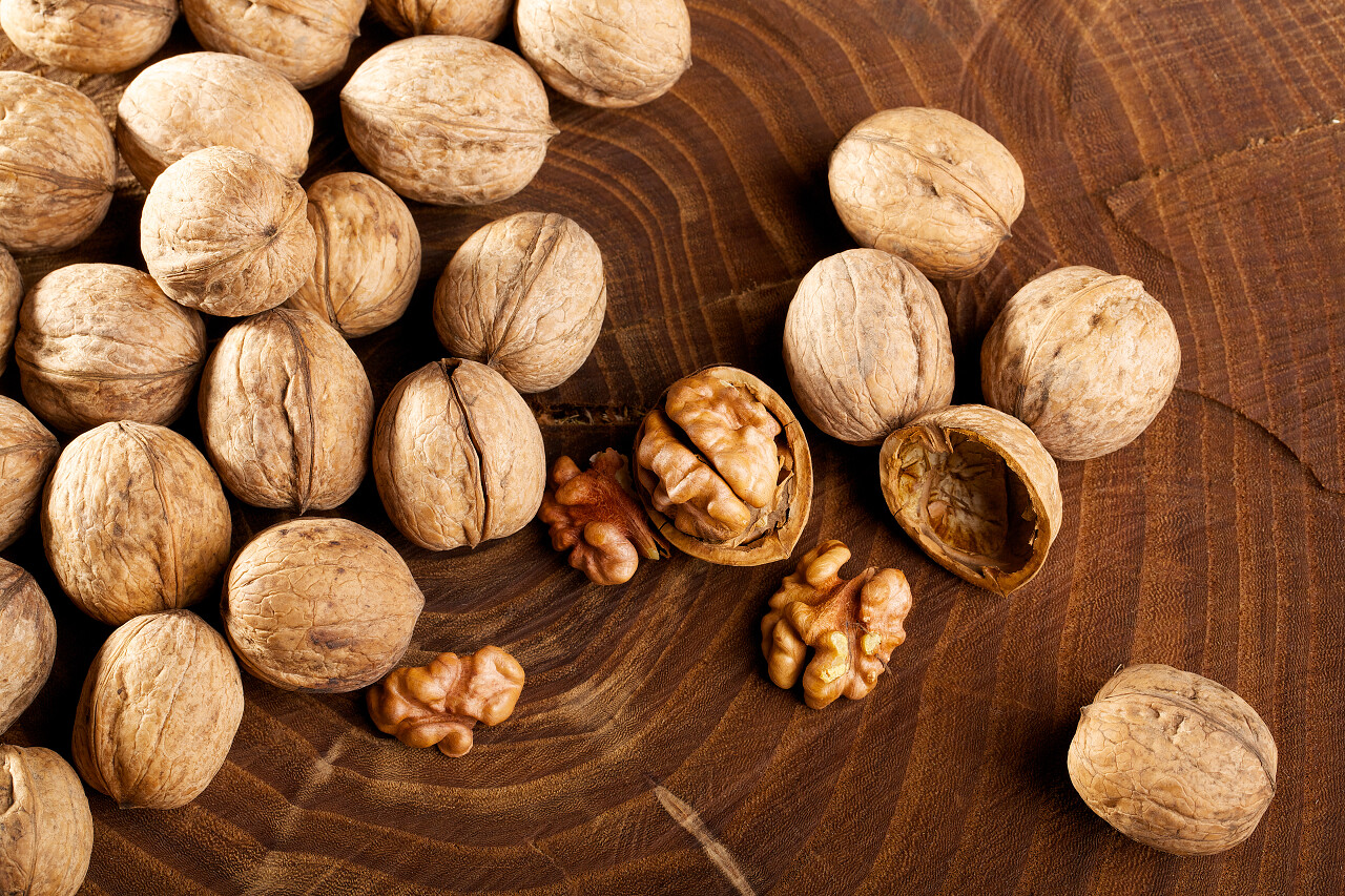 核桃分散在树桩上