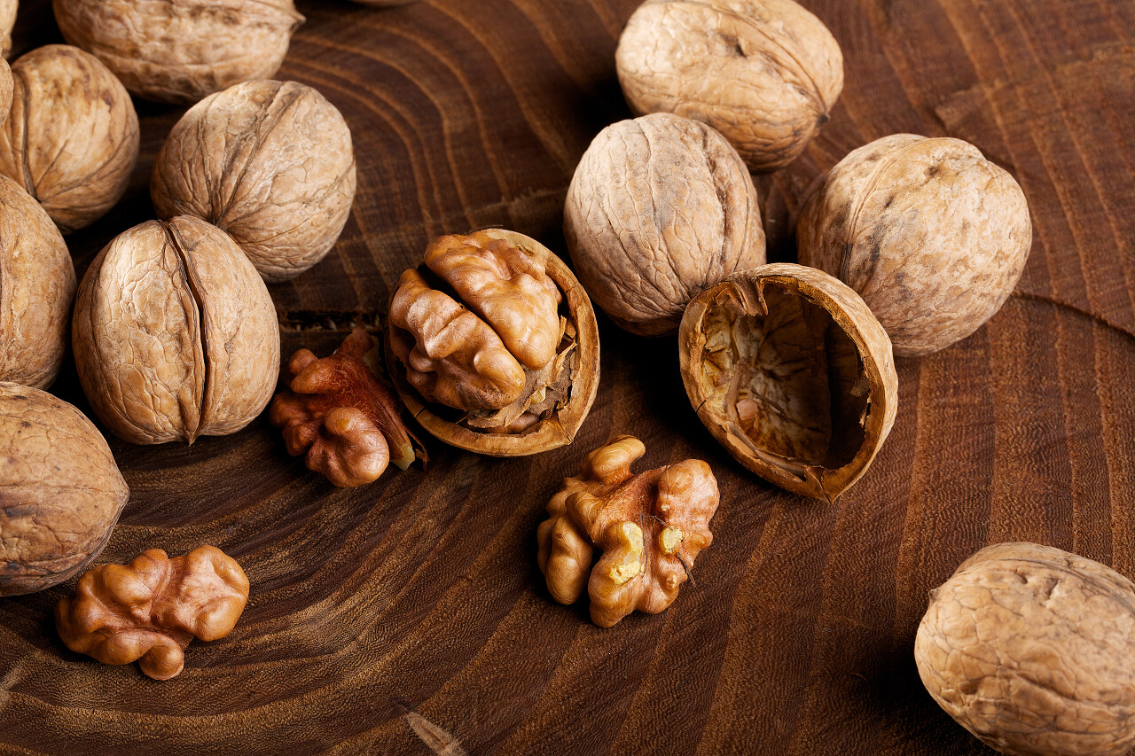 核桃分散在树桩上