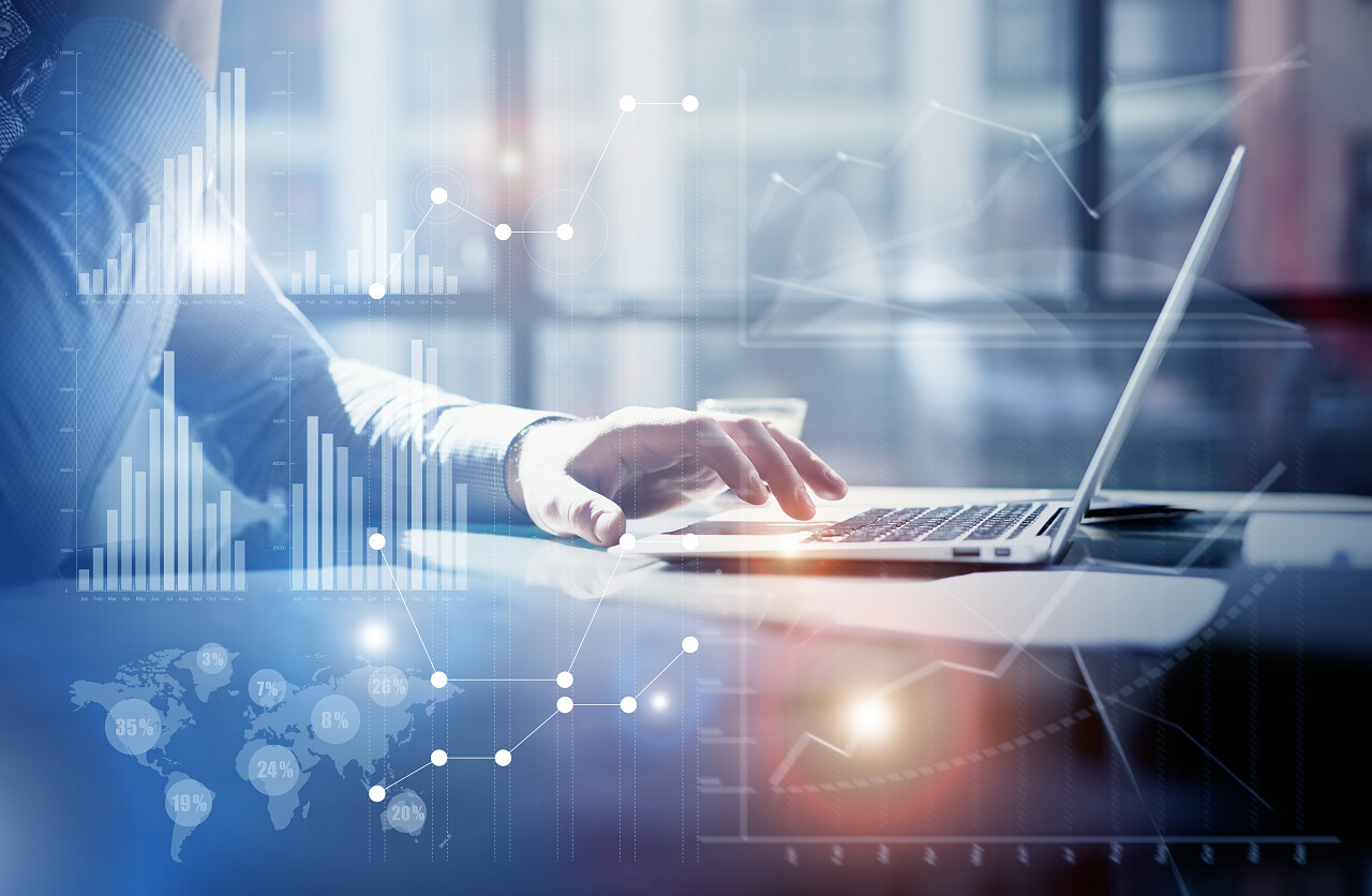 商人正在认真工作