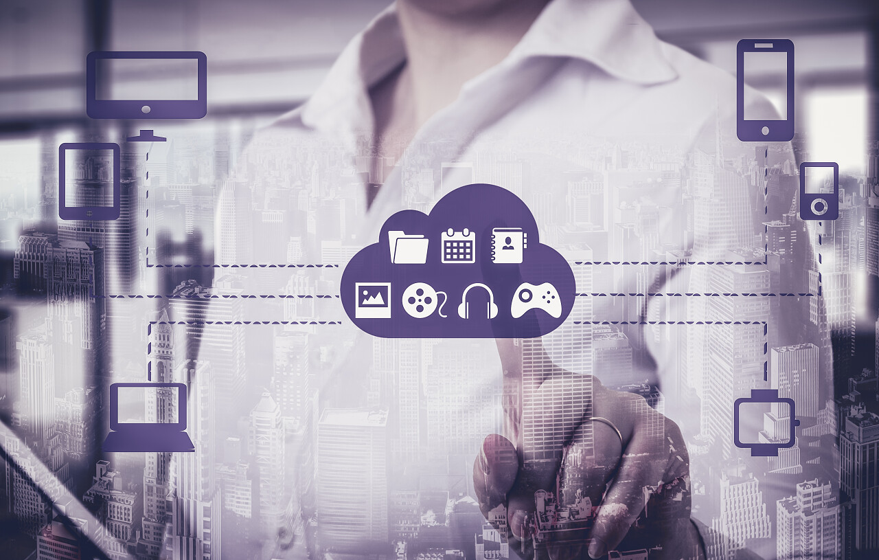 一个女人操控着显示屏