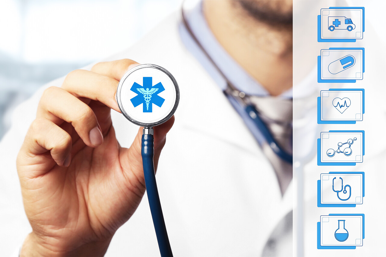 医生用听诊器和医学虚拟屏幕上的图标