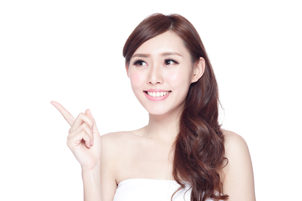 美丽女人表演对你与迷人的微笑女生头发长头发美女牙齿美白口腔牙齿口腔牙齿笑脸笑容