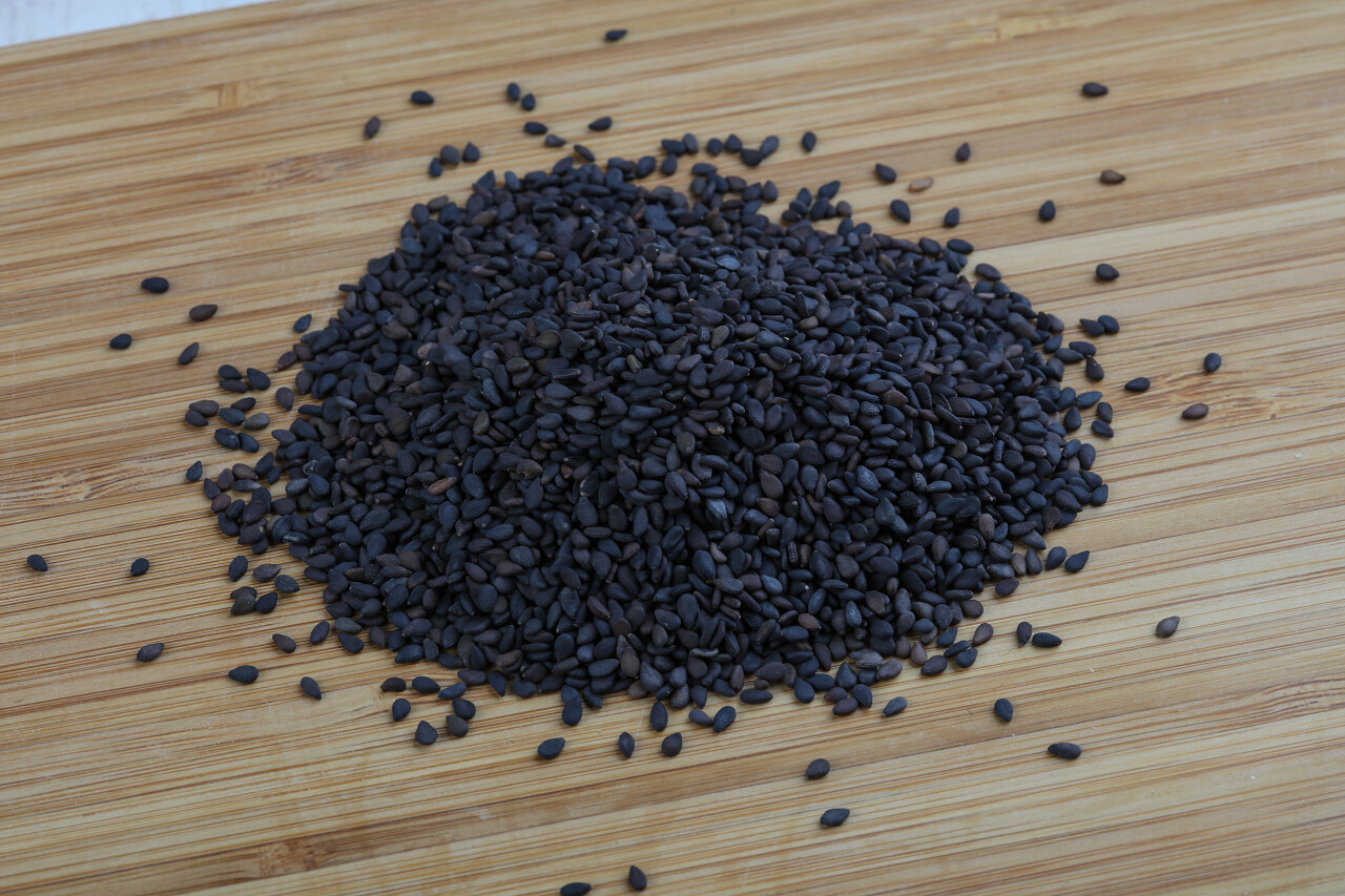 黑芝麻种子放在桌子上