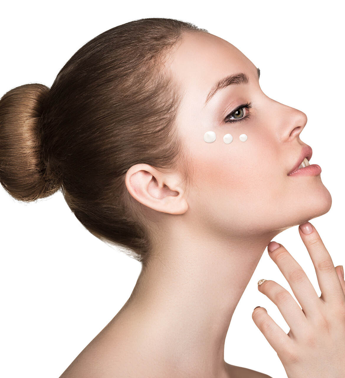 漂亮的模特在她的脸上涂抹美容霜