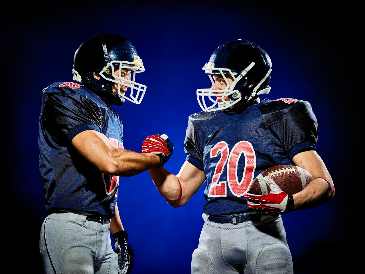 两名美国足球运动员