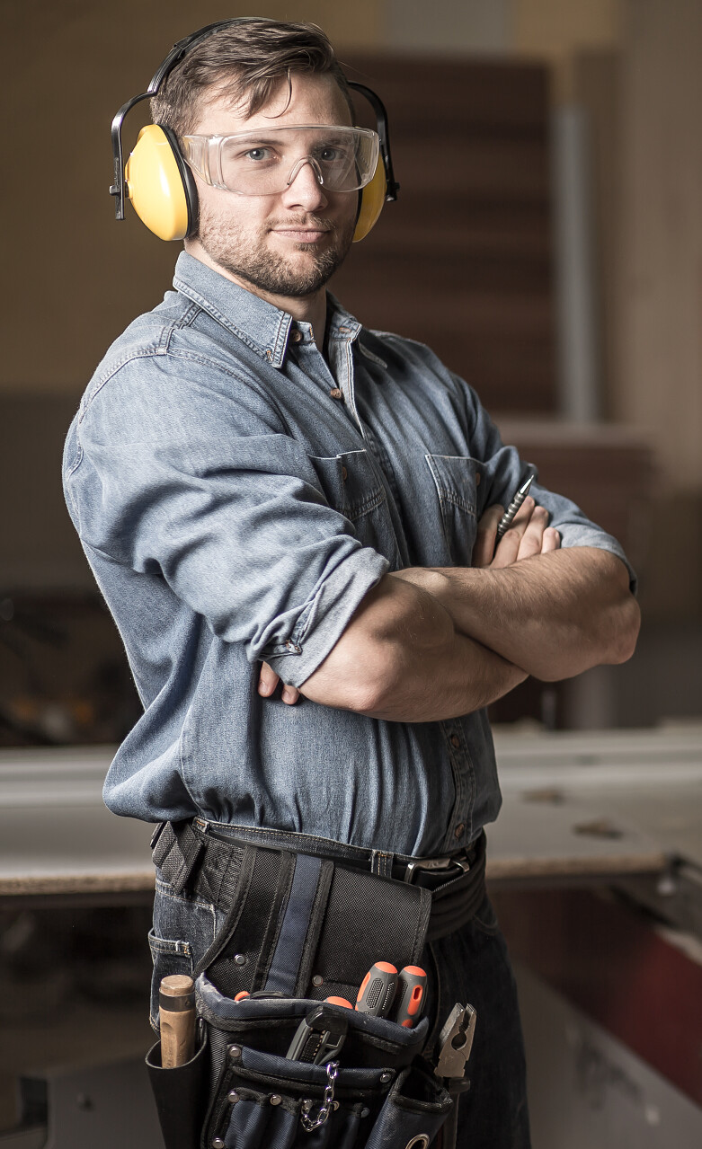 快乐年轻的木匠