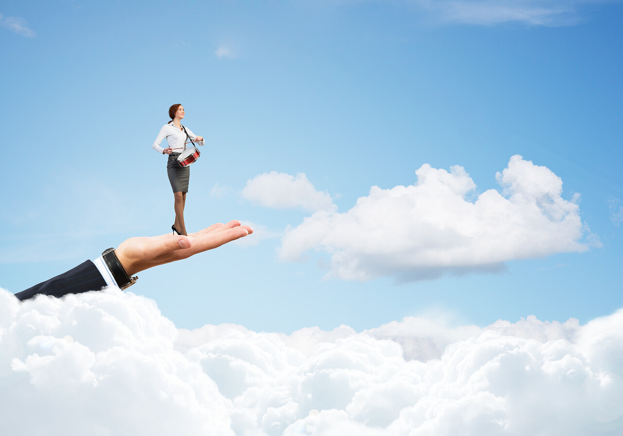 站在手掌上的女人正在打鼓