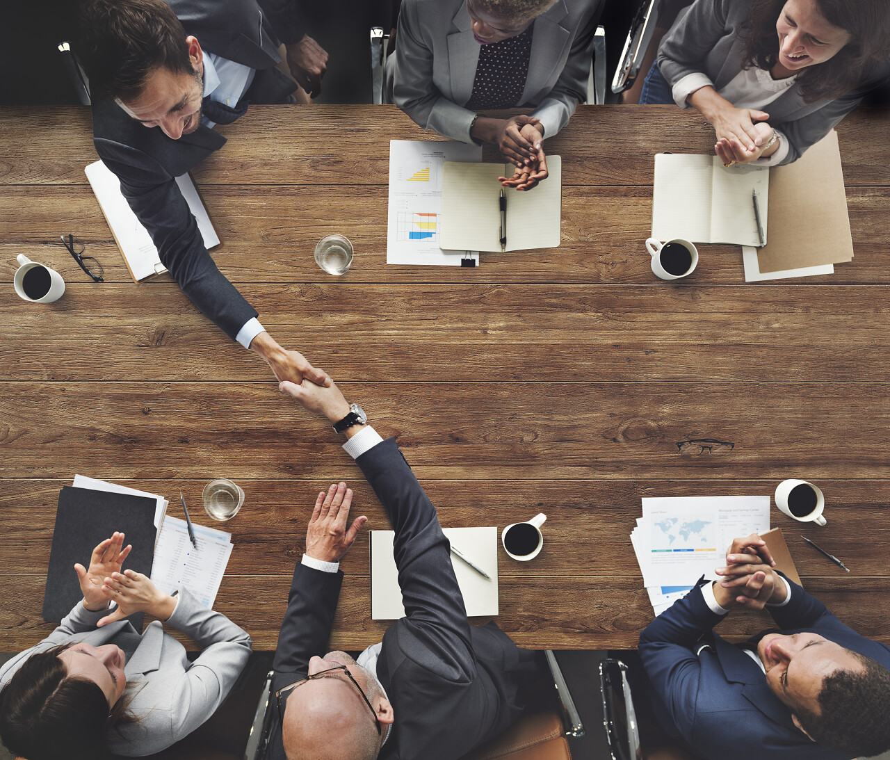 商界人士的会议签约成功合作合作团队交流沟通会议商务沟通团队商务会议开会