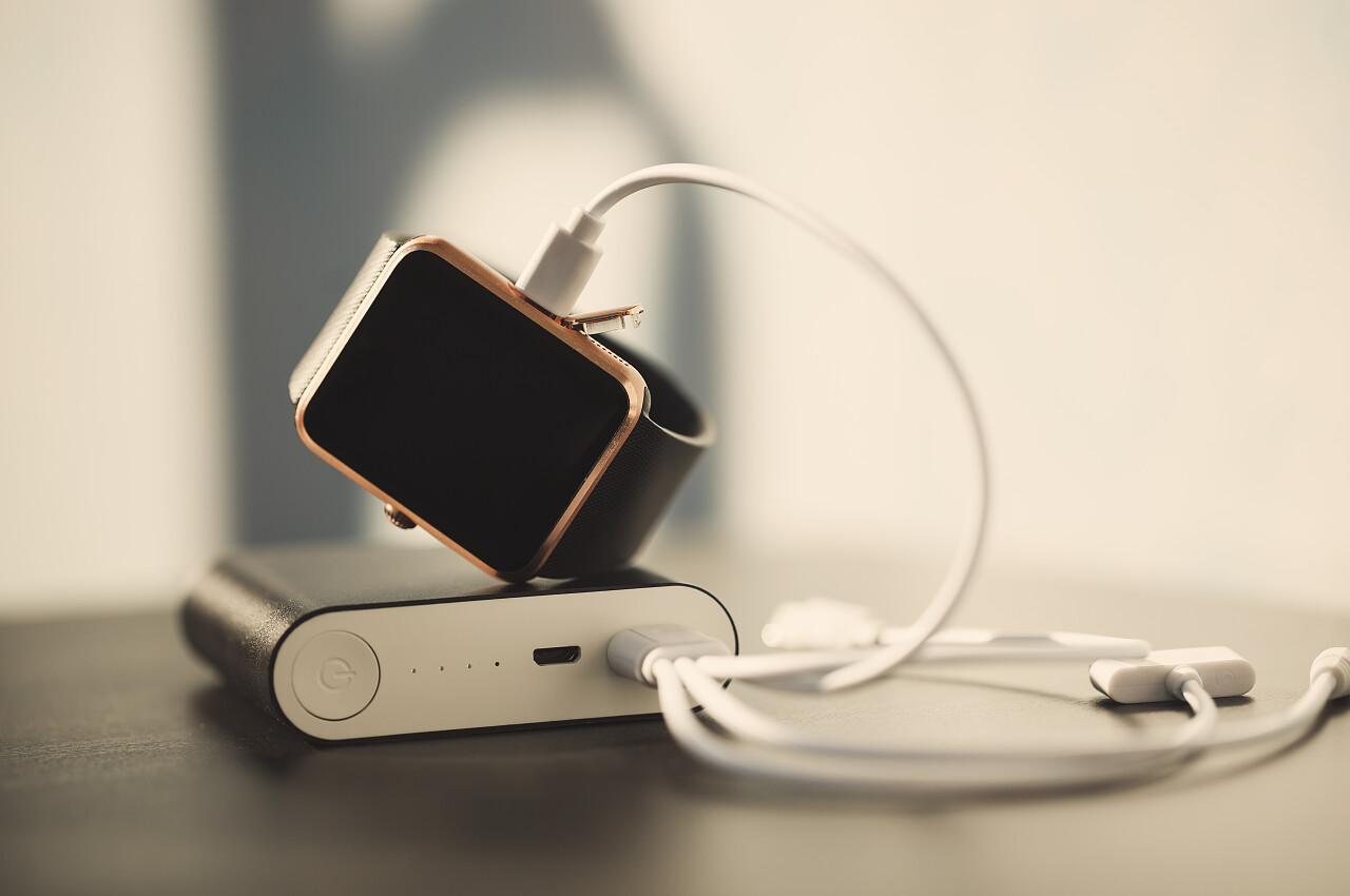 便携式电源通过充电线给现代智能手表充电