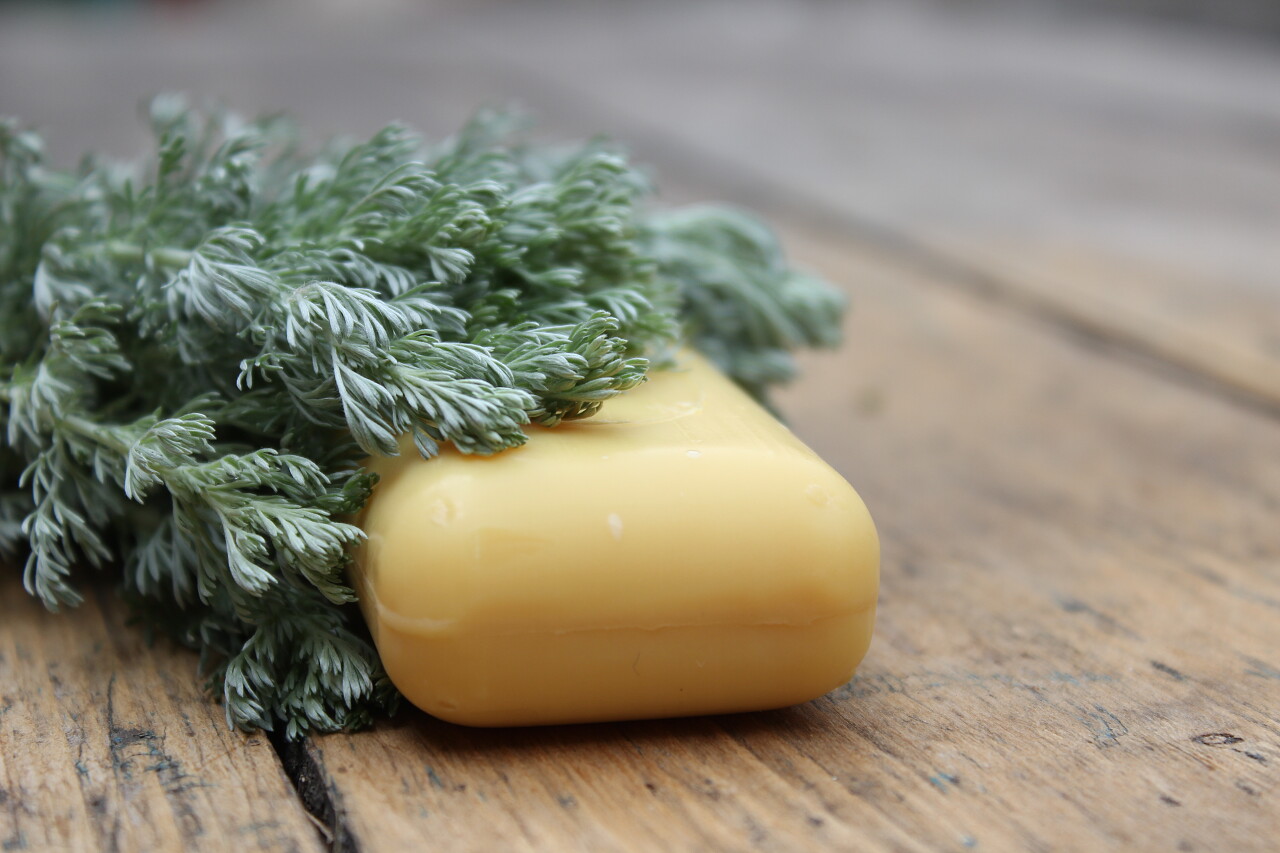 天然手工皂和龙蒿在木板上