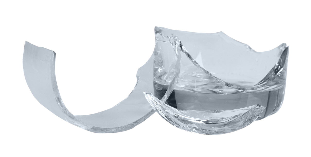 在白色背景上碎的玻璃特写