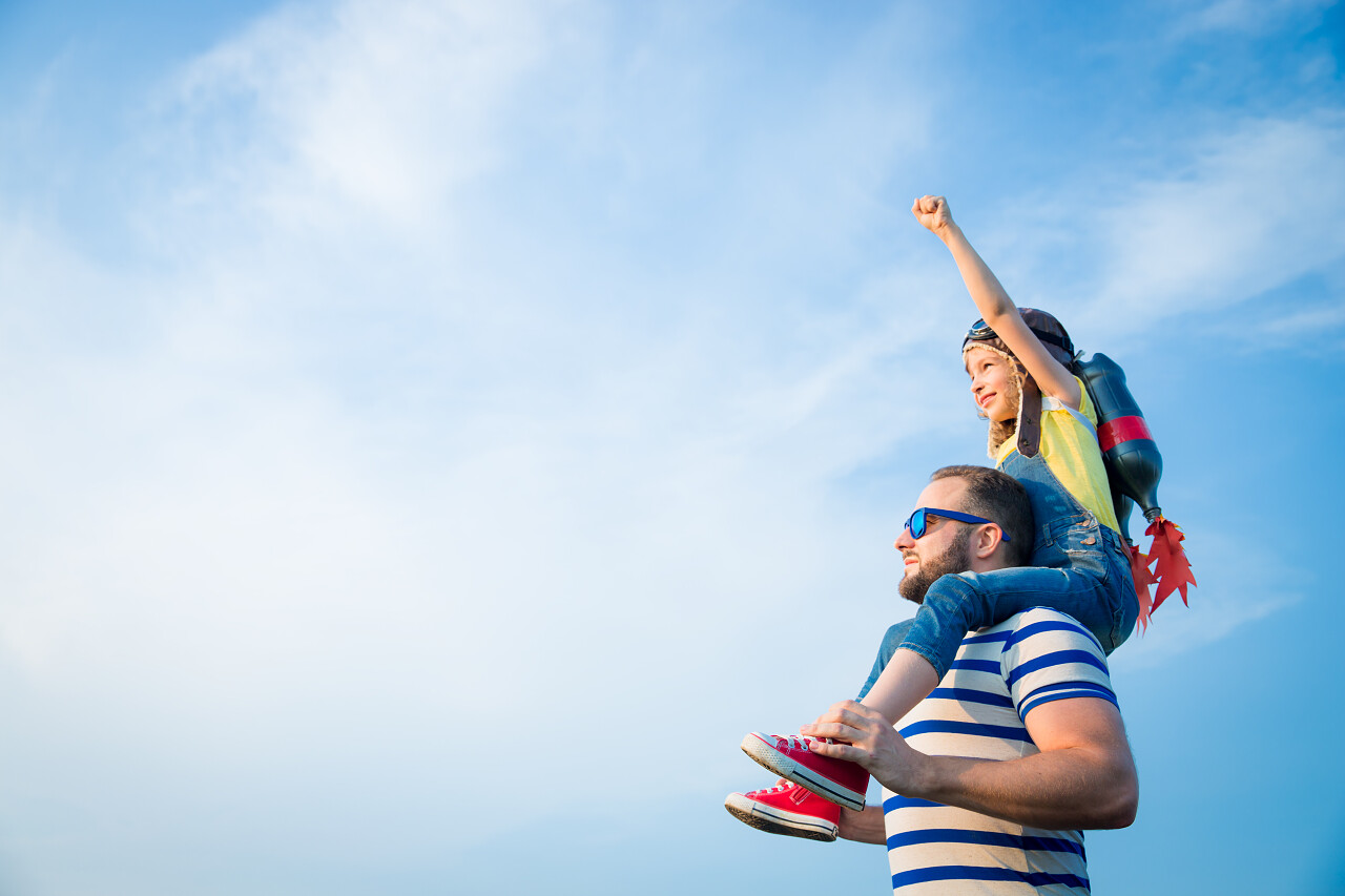 父亲和儿子户外活动