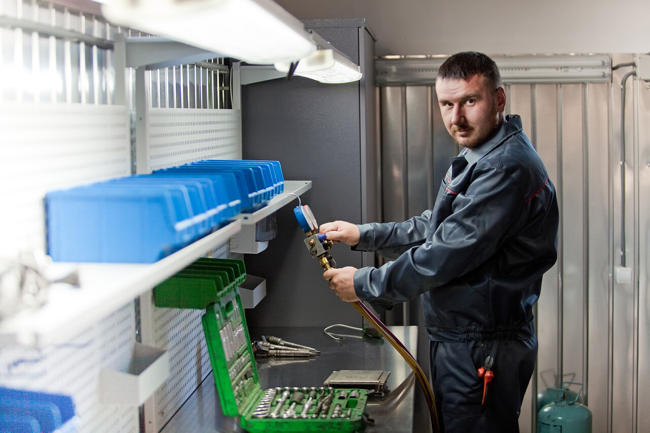 汽车电工在他的车库工作