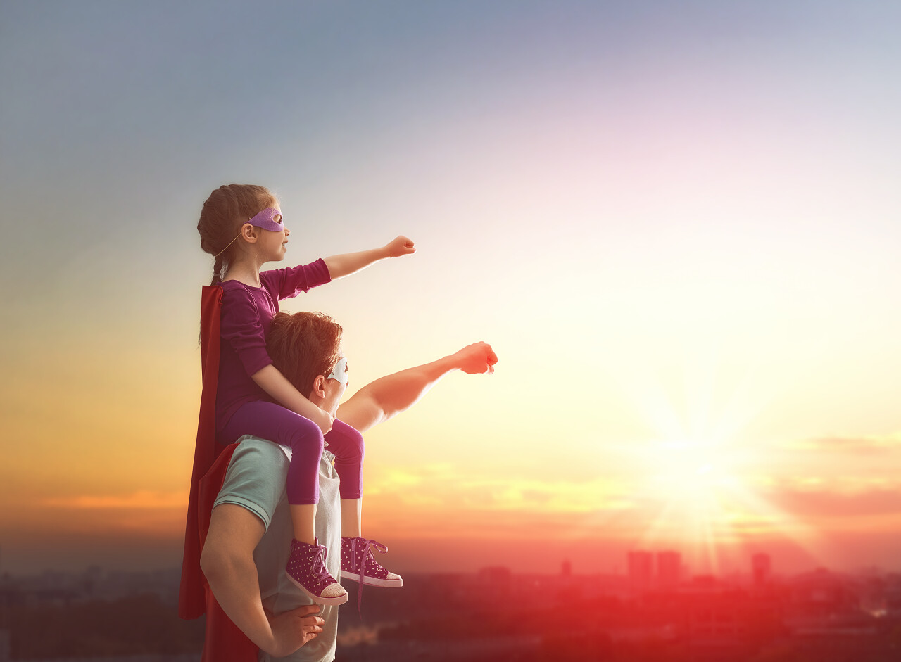 父亲和他的女儿在户外玩耍幸福童年孩子幸福的人美好童年