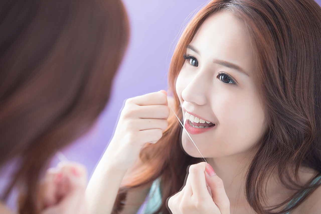 照镜子的美丽女生面部抗衰口腔牙齿口腔牙齿