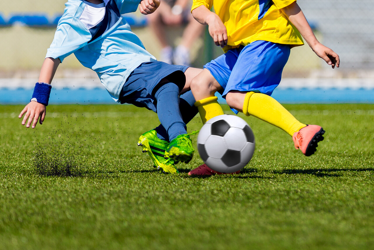 孩子们在玩足球游戏