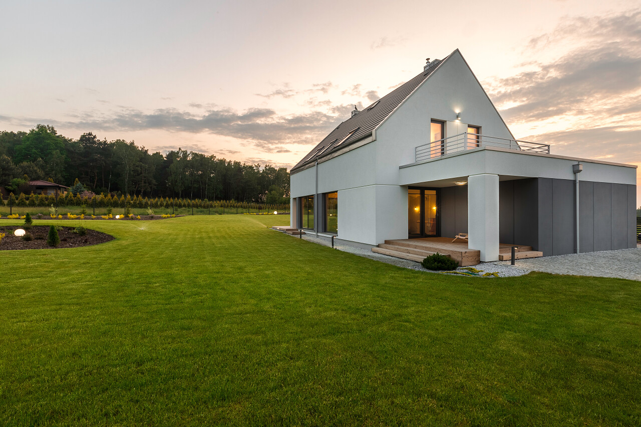 别墅在开阔的绿草坪上房地产别墅洋房