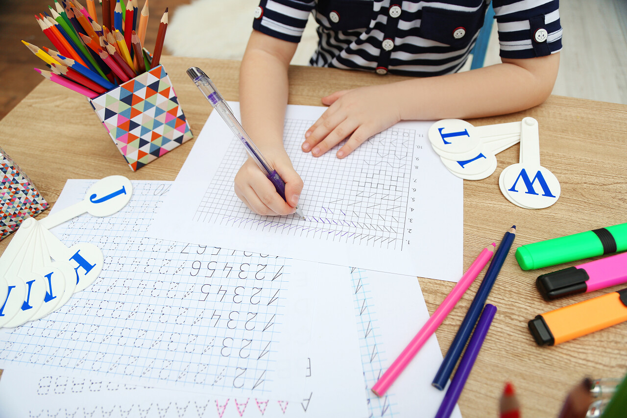 学习如何绘制的小女孩