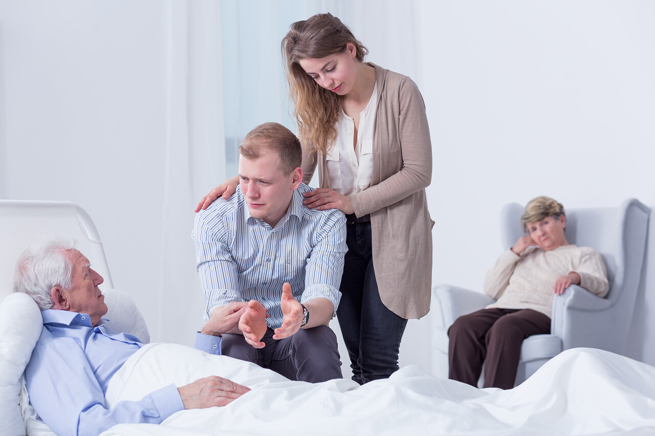 祖父躺在医院的病床上