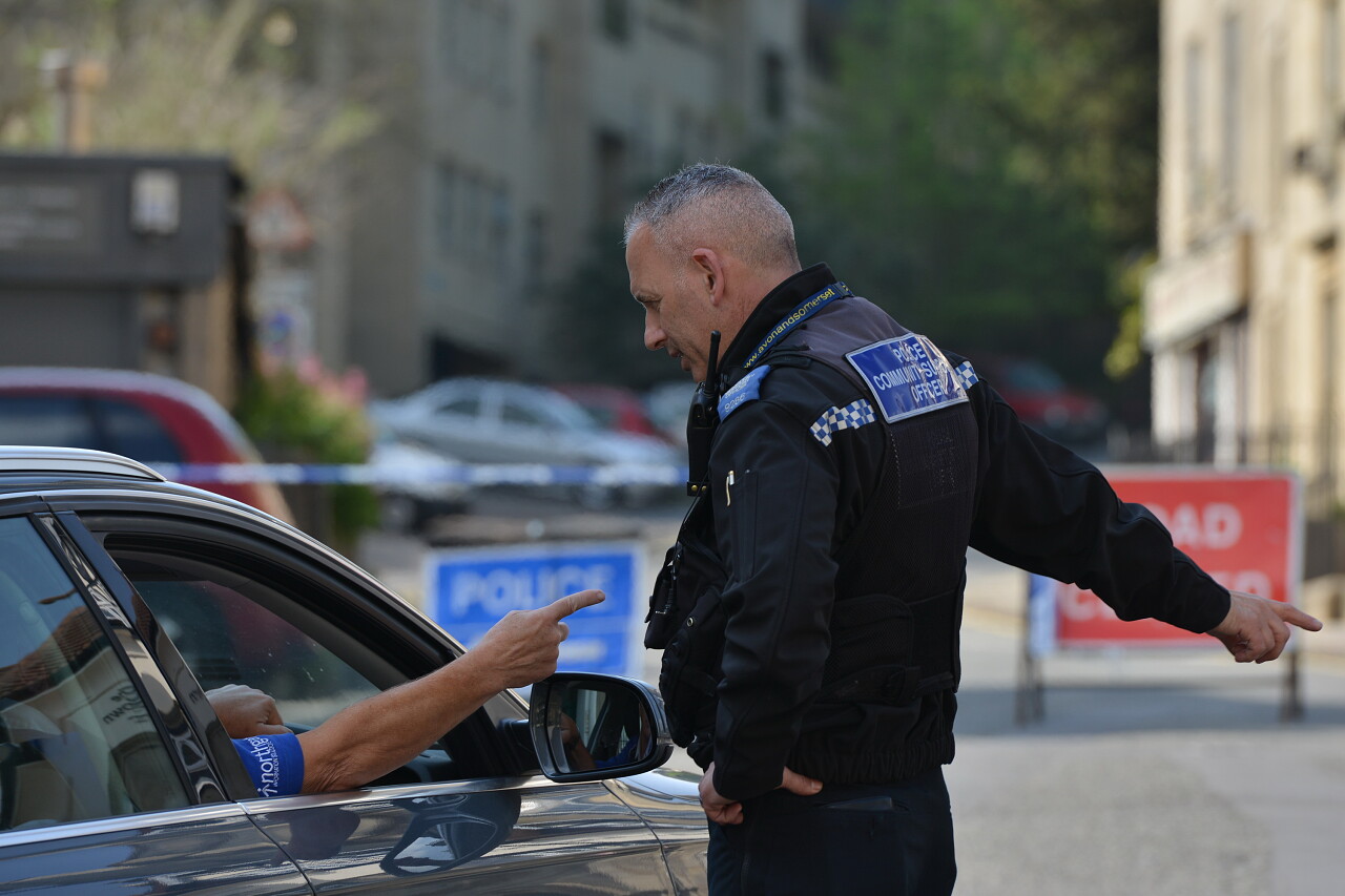 警察在指挥车辆