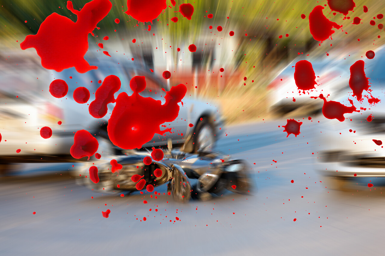 摩托车在马路上出现了事故