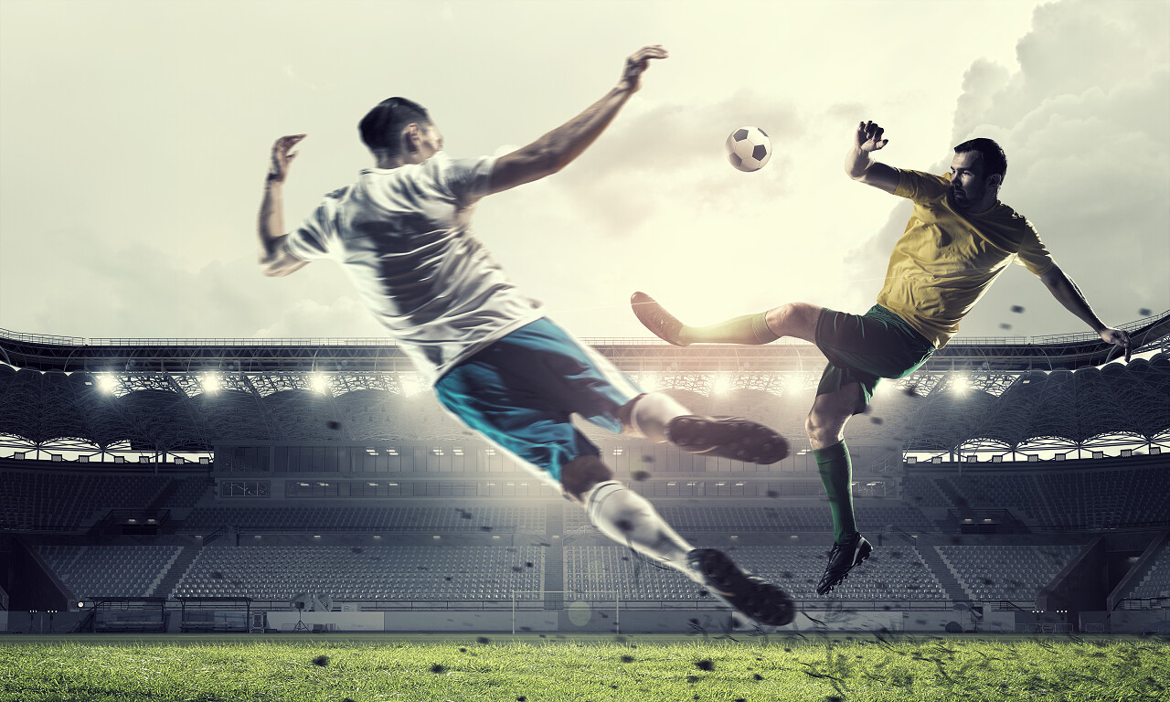 足球运动员在赛场上争夺球