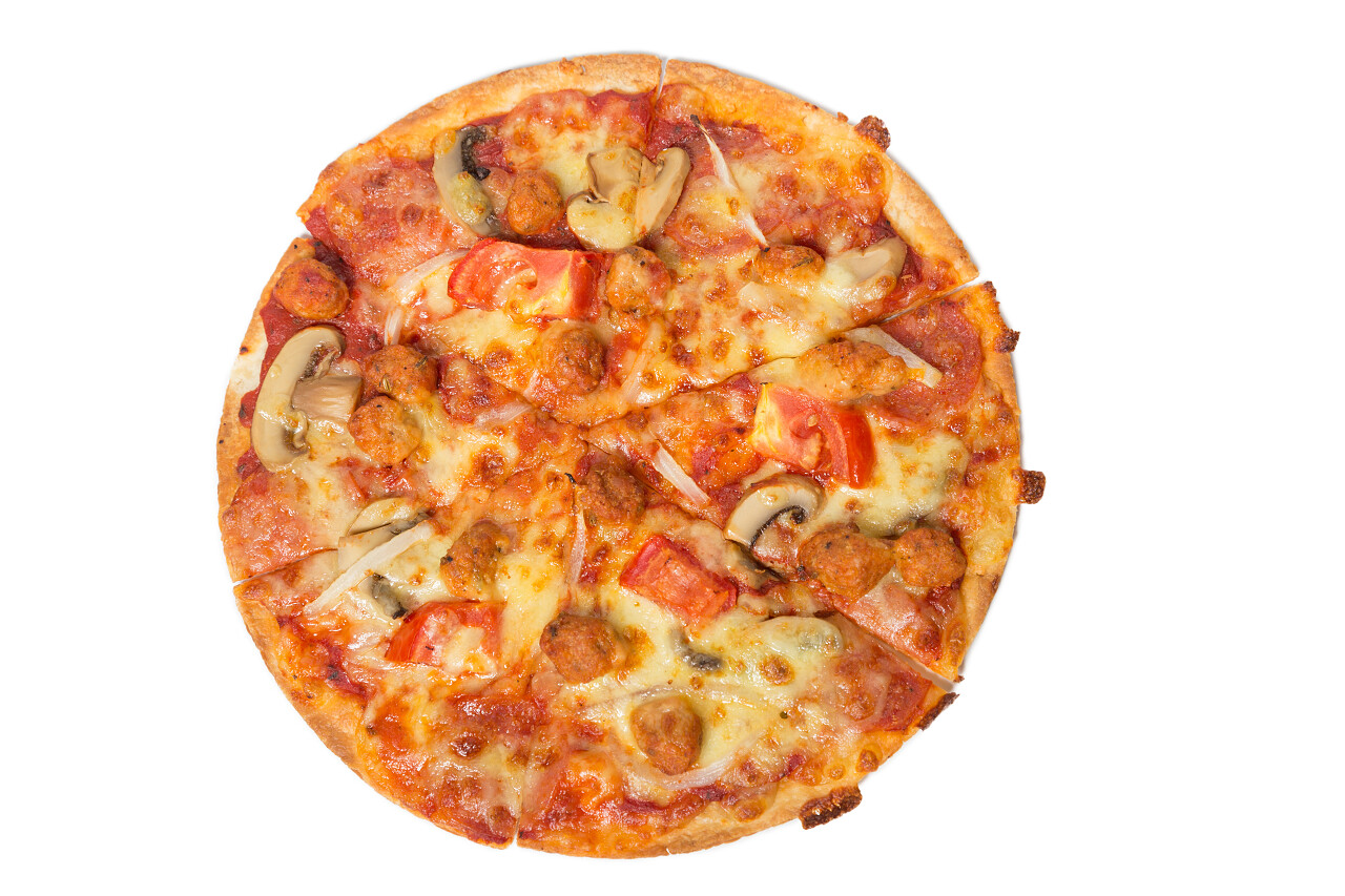 白色的背景上摆放着美味的披萨