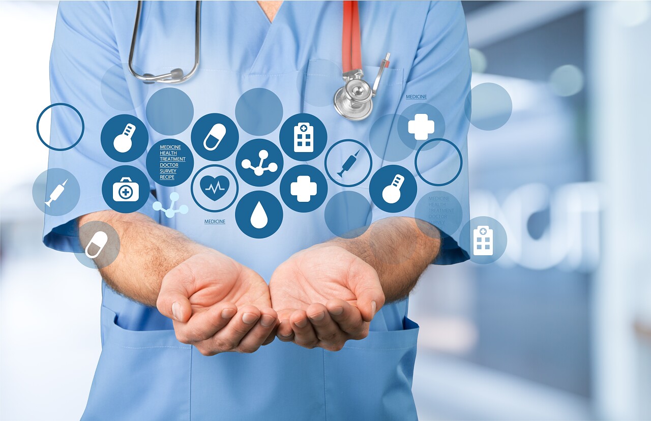 挂着听诊器的医生医疗平台