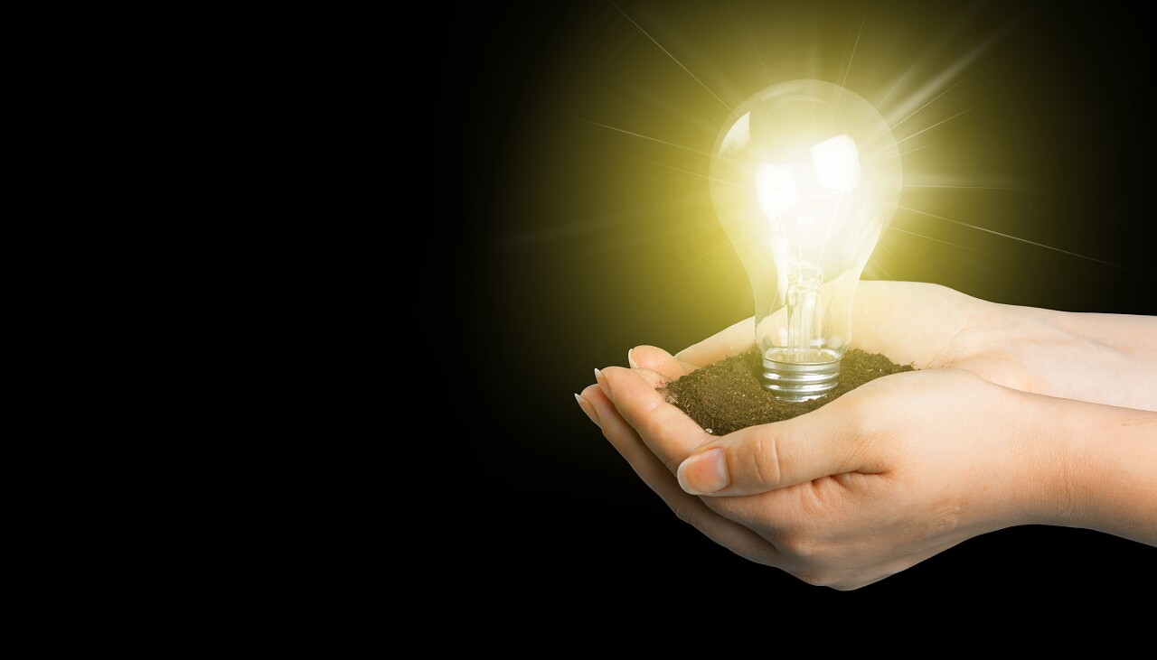 手中的灯泡思考