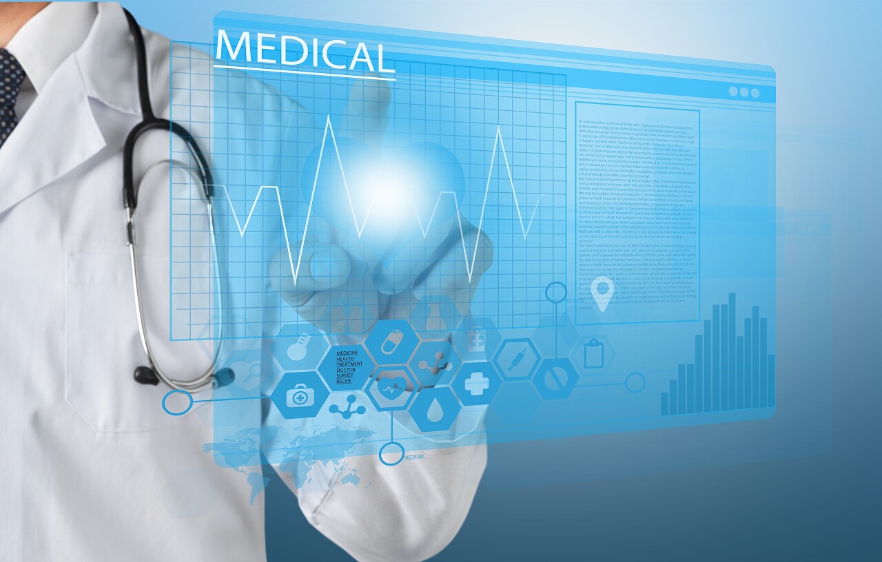 医疗图标和年轻的医生用听诊器医疗平台