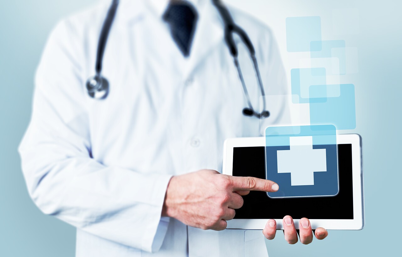 与平板电脑一起工作的医生特写