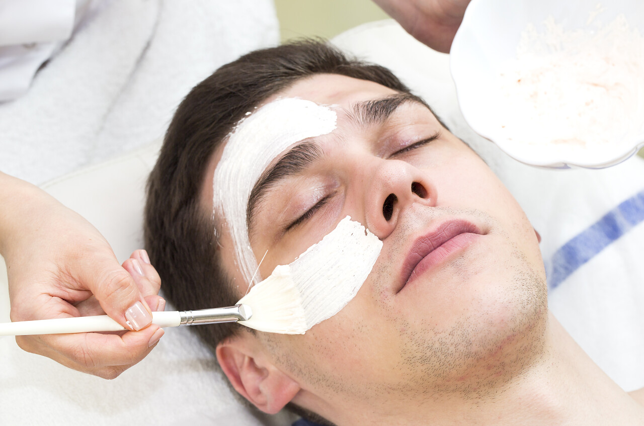 正在给男士做面部护理放松解压面部清洁脸部男士