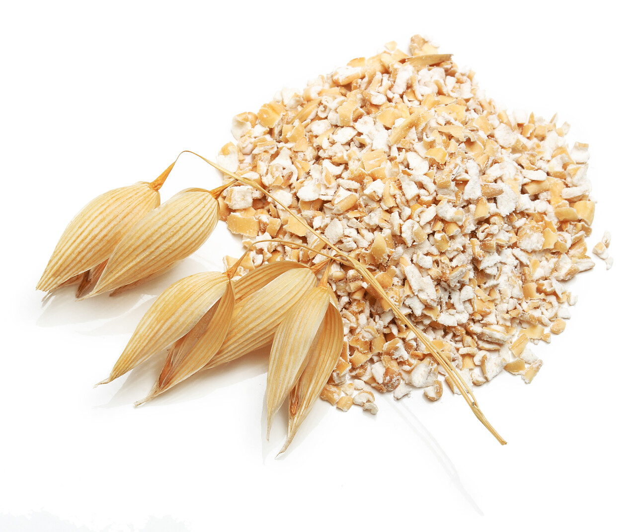 燕麦的谷物和米糠分离在白色背景上