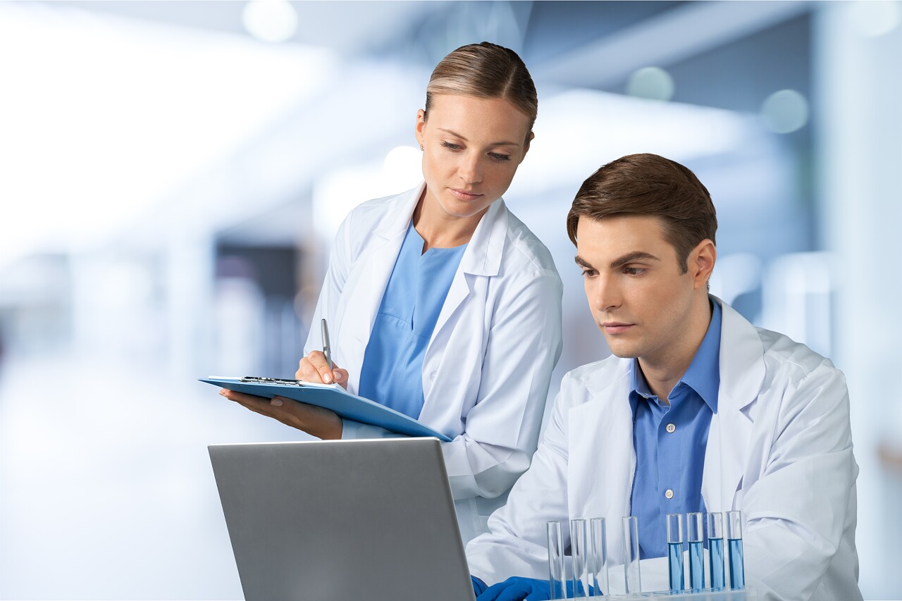 男医生与女护士在诊所