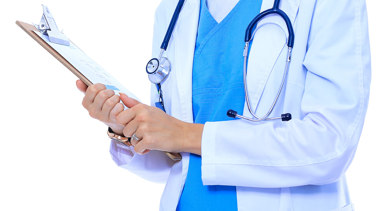 带剪贴板的医生