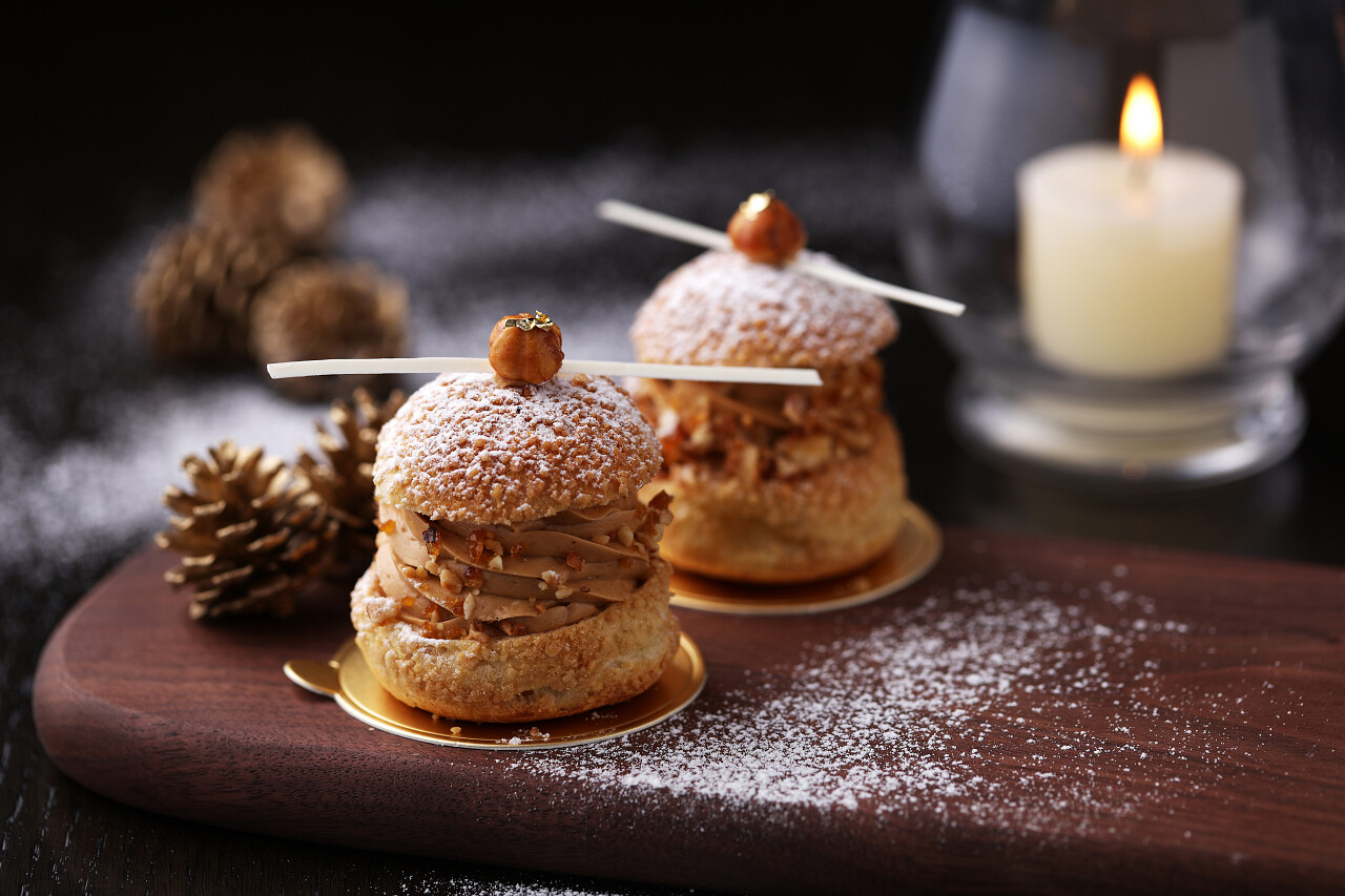 木制板上榛子泡芙