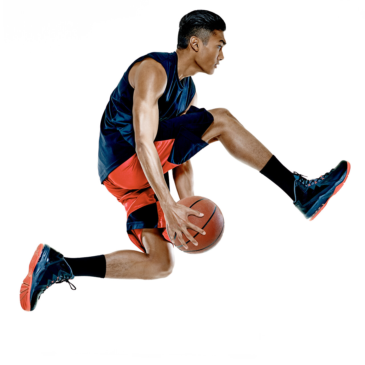 白色背景上一个正在练习篮球的男人