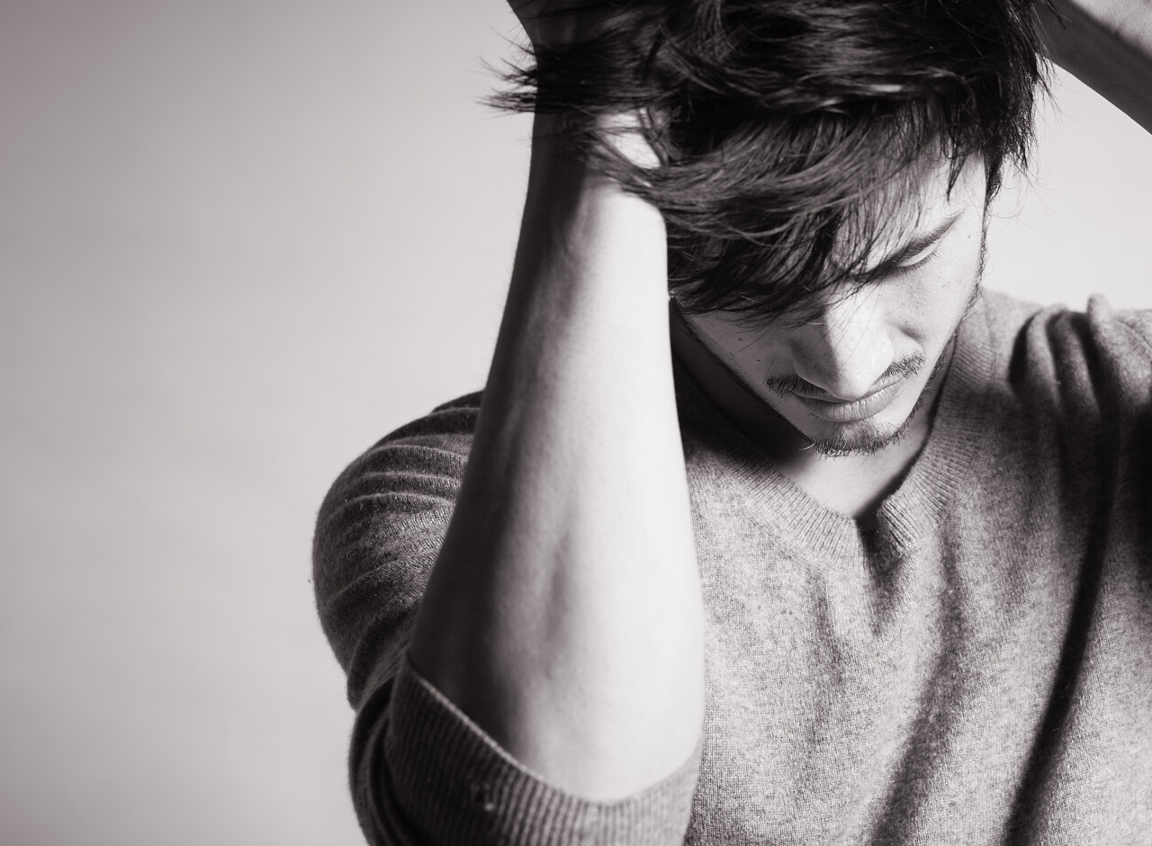 有压力的年轻人焦虑烦躁恼火烦躁无奈后悔