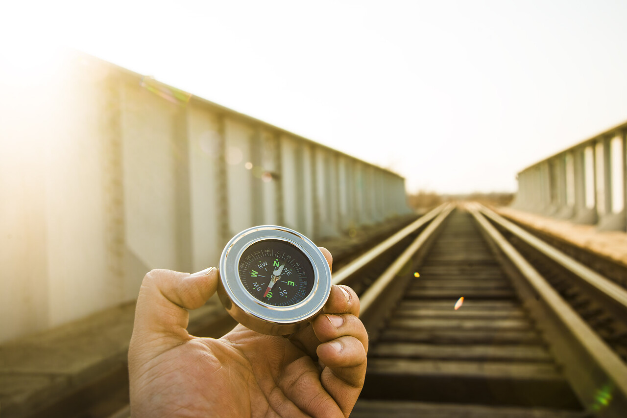 旅游的男人手捧金属指南针