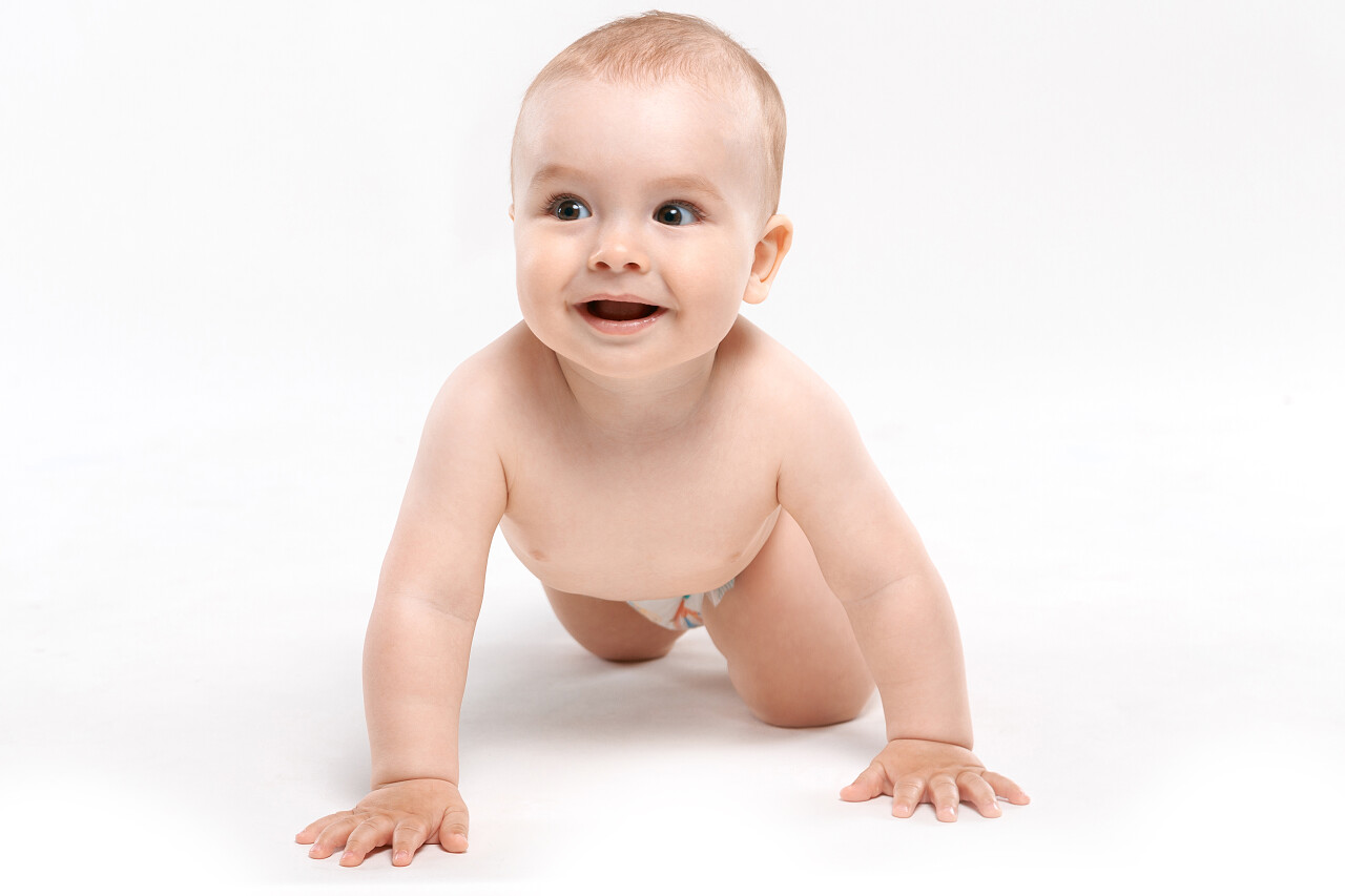 白色背景上的赤裸宝贝微笑的小孩婴儿微笑