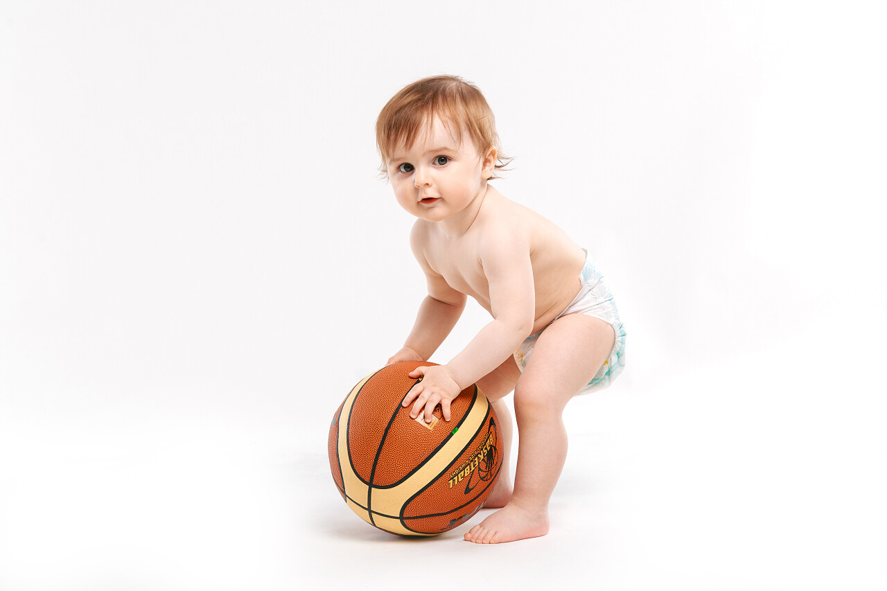 手拿篮球的可爱宝贝