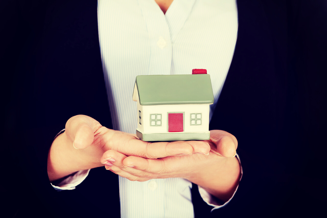 持有房屋模型的女商人