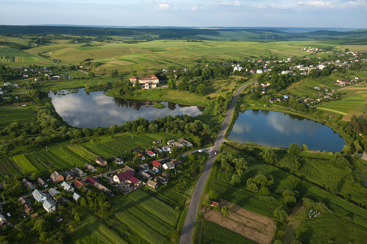 在湖边的草地与小镇的鸟瞰图