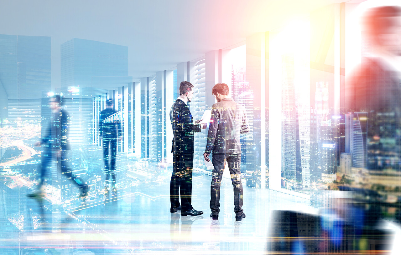 两个男性商务人士正在全景窗户前讨论